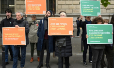 Action symbolique de La Cimade contre la violence et l’"absurdité" des parcours de demandes de régularisation, Paris, le 16 octobre 2025 ( AFP / Bertrand GUAY )