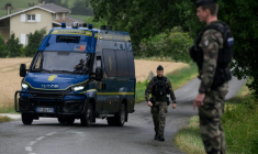 Des gendarmes près du lieu où un corps a été découvert lors des recherches pour retrouver la collégienne Lyhanna, portée disparue, le 4 juin 2026 près de Puycasquier, dans le Gers Outrage has erupted in France after it emerged the main suspect in the case of an 11-year-old girl missing since last week had been repeatedly accused of sexually abusing children but no action was taken to protect others. Formal identification is underway. Lyhanna was last seen six days prior after getting into a man's car in front of her middle school in Fleurance. ( AFP / Ed JONES )