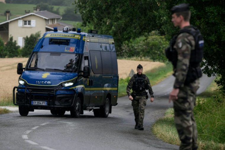Des gendarmes près du lieu où un corps a été découvert lors des recherches pour retrouver la collégienne Lyhanna, portée disparue, le 4 juin 2026 près de Puycasquier, dans le Gers Outrage has erupted in France after it emerged the main suspect in the case of an 11-year-old girl missing since last week had been repeatedly accused of sexually abusing children but no action was taken to protect others. Formal identification is underway. Lyhanna was last seen six days prior after getting into a man's car in front of her middle school in Fleurance. ( AFP / Ed JONES )