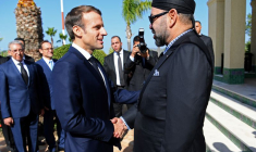Photo d'archives: Emmanuel Macron serre la main du roi du Maroc Mohammed VI à l'aéroport de Tanger