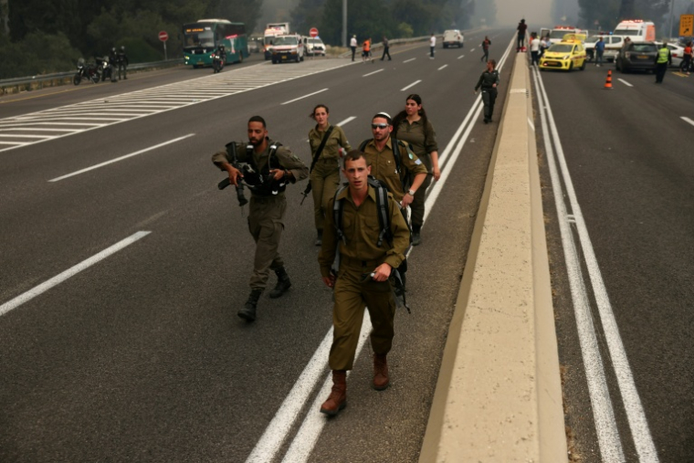 Soldats israéliens déployés sur une autoroute près de Bet Shemesh, dans le centre d'Israël, le 30 avril 2025 ( AFP / AHMAD GHARABLI )