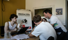 Des journalistes de Mediacités et des bénévoles examinent des notes de frais établies lorsque  Laurent Wauquiez (LR) était président de la région Auvergne-Rhône-Alpes, dans les locaux de Mediacités à Lyon, le 18 juin 2026 ( AFP / Jeff PACHOUD )