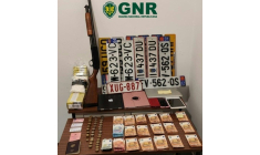 Photo diffusée par la Guarda Nacional Republicana portugaise, le 25 mars 2026, montre le matériel saisi dans le véhicule d'un Français soupçonné d'enlèvement et de double homicide lors d'un contrôle routier au Portugal ( Portuguese Guarda Nacional Republicana / HANDOUT )