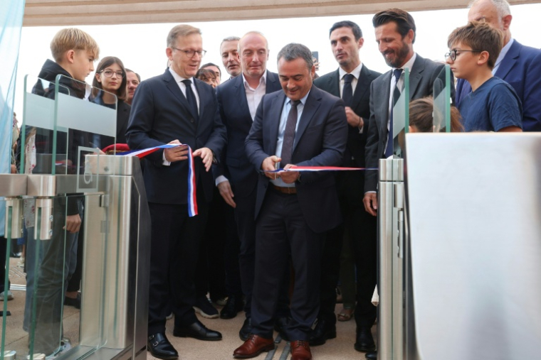 Le maire d'Ajaccio Stéphane Sbraggia (C) coupe le ruban lors d'une cérémonie d'inauguration du nouveau téléphérique urbain, le 18 octobre 2025 à Ajaccio ( AFP / Pascal POCHARD-CASABIANCA )