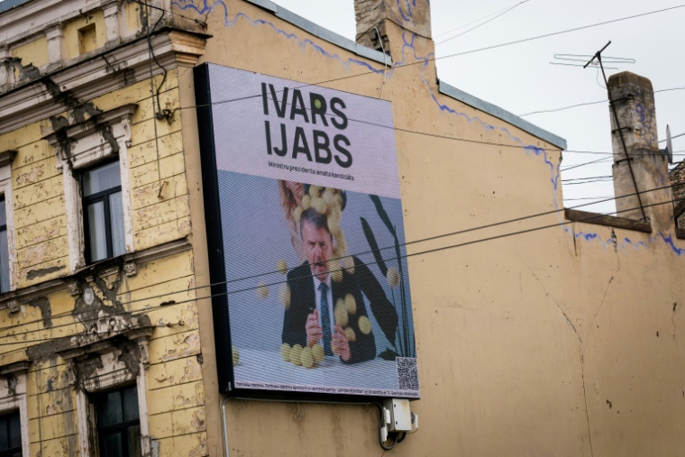 Ivars Ijabs, du parti politique Pour le développement de la Lettonie, candidat au poste de Premier ministre, sur un panneau électoral le 30 septembre 2026 à Riga, en Lettonie  ( AFP / Gints Ivuskans )