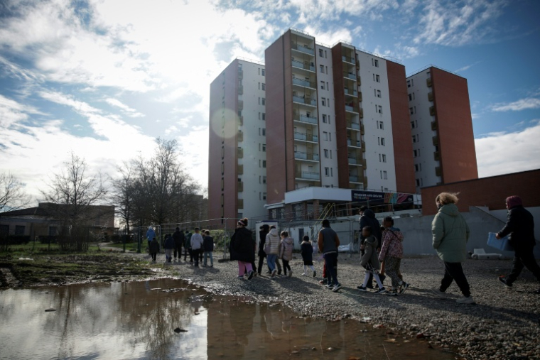 Des enfants passent devant un terrain vague dans le quartier de Cantepau à Albi, le 4 février 2026 dans le Tarn ( AFP / Valentine CHAPUIS )