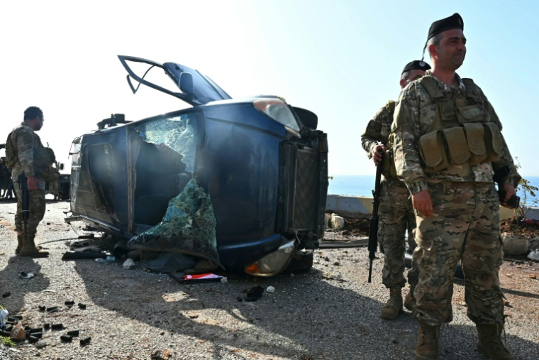 Des soldats libanais sur le site d'une frappe israélienne contre un véhicule au sud de Beyrouth, le 16 avril 2026 ( AFP / FADEL itani )