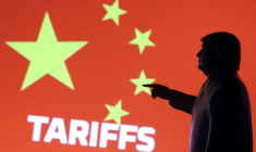 Illustration montrant un modèle miniature imprimé en 3D représentant le président américain Donald Trump, le drapeau chinois et le mot "Tariffs" (tarifs douaniers)