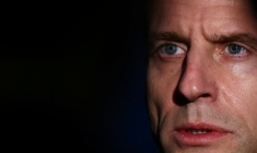 Le président Emmanuel Macron lors de sa visite sur le porte-avions Charles-de-Gaulle déployé en mer Méditerranée, le 9 mars 2026 ( POOL / Gonzalo Fuentes )