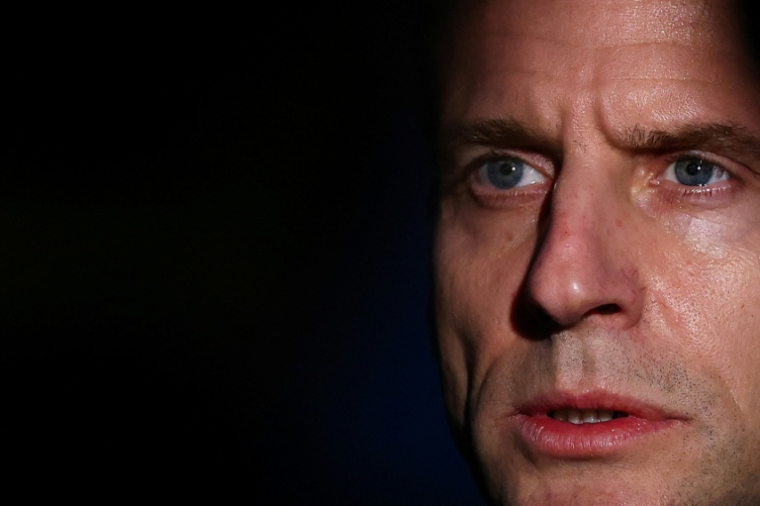 Le président Emmanuel Macron lors de sa visite sur le porte-avions Charles-de-Gaulle déployé en mer Méditerranée, le 9 mars 2026 ( POOL / Gonzalo Fuentes )