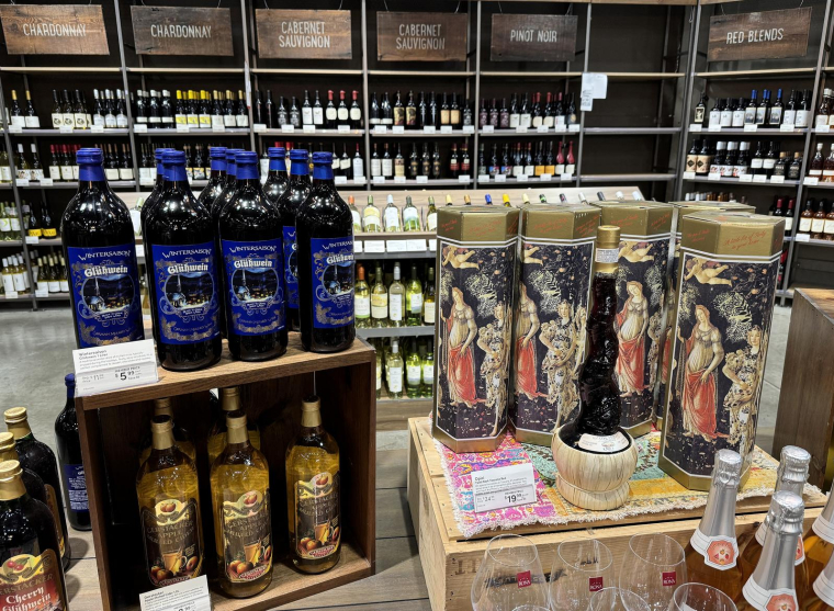 Des bouteilles de vins européens sont exposées sur une étagère d'un magasin Cost Plus World Market, le 13 mars 2025 à Greenbrae (Californie). ( GETTY IMAGES NORTH AMERICA / JUSTIN SULLIVAN )