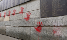 Des mains rouges taguées le 14 mai 2024 sur le Mémorial de la Shoah, à Paris ( AFP / Antonin UTZ )