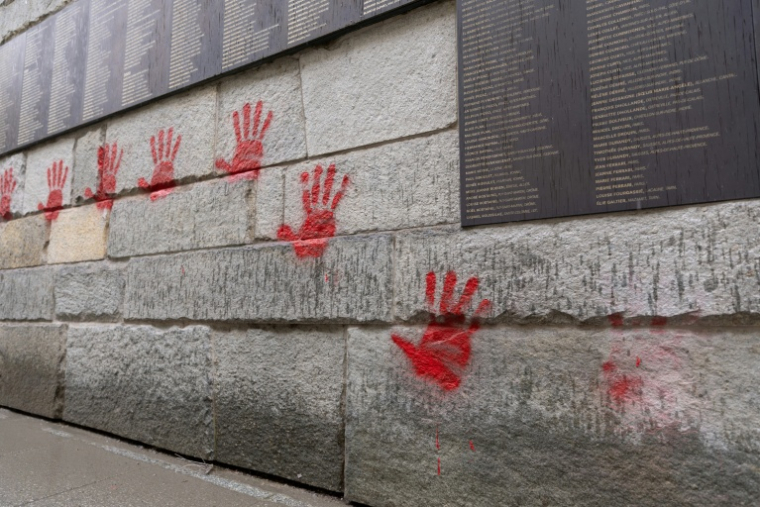 Des mains rouges taguées le 14 mai 2024 sur le Mémorial de la Shoah, à Paris ( AFP / Antonin UTZ )