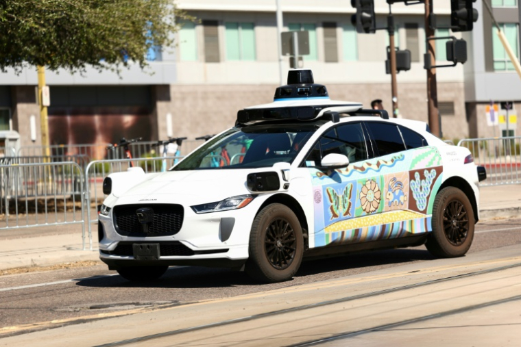 Un véhicule Waymo sans conducteur à Tempe, en Arizona, le 15 septembre 2025 ( AFP / CHARLY TRIBALLEAU )
