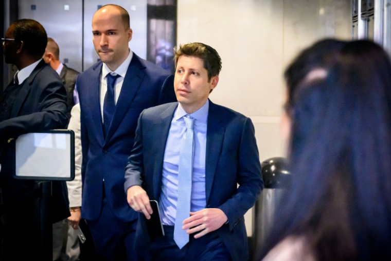 Le patron d'OpenAI Sam Altman avec, à gauche, son compagnon de route Greg Brockman, au tribunal d'Oakland en Californie, le 30 avril 2026 ( AFP / JOSH EDELSON )