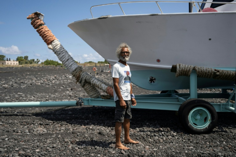 Eugenio Vodini, qui propose des excursions en bateau, le 8 juillet 2026 sur l'île de Stromboli, au nord de la Sicile, en Italie ( AFP / Marco Bertorello )