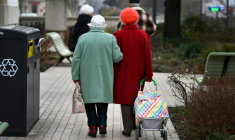 Naissances en baisse, décès en hausse... Si les tendances démographiques actuelles se poursuivent, un pic à 69,8 millions d'habitants serait atteint en France en 2037  ( AFP / GERARD JULIEN )