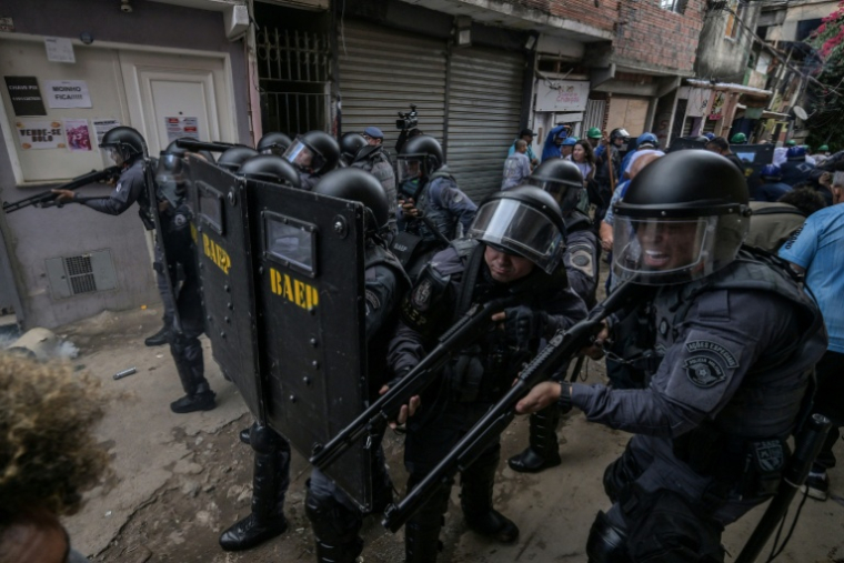 La police anti-émeute bloque une rue dans la favela de Moinho à Sao Paulo lors d'une manifestation contre sa destruction, le 13 mai 2025 ( AFP / Nelson ALMEIDA )