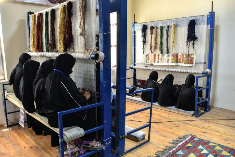 Des femmes travaillent dans une fabrique de tapis du district de Nahr-e-Shahi, dans la province de Balkh, le 6 juillet 2026 en Afghanistan ( AFP / Atif ARYAN )