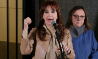 L'ancienne présidente Cristina Kirchner s'adresse à ses partisans aux côtés de la sénatrice Alicia Kirchner au siège du Parti justicialiste à Buenos Aires, le 10 juin 2025 en Argentine ( AFP / Alessia MACCIONI )
