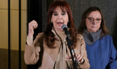 L'ancienne présidente Cristina Kirchner s'adresse à ses partisans aux côtés de la sénatrice Alicia Kirchner au siège du Parti justicialiste à Buenos Aires, le 10 juin 2025 en Argentine ( AFP / Alessia MACCIONI )