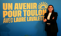 Laure Lavalette, candidate du Rassemblement National (RN) à la mairie de Toulon, devant une affiche de campagne après les premiers résultats du 1er tour des municipales à Toulon, le 15 mars 2026 dans le Var ( AFP / Miguel MEDINA )