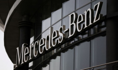 Le logo de Mercedes-Benz sur la façade d'un concessionnaire automobile à Moscou