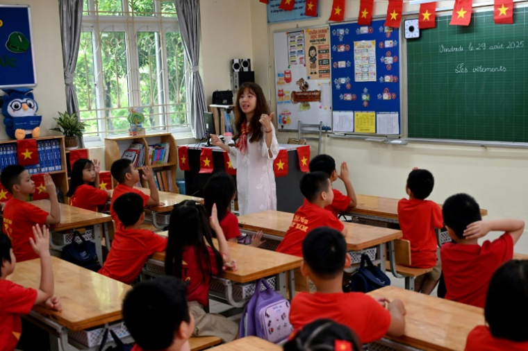 L'enseignante vietnaminenne Luu Thanh Hang donne un cours de français à ses élèves de primaire à l'école Doan Thi Diem d'Hanoï, la première de la capitale vietnamienne à avoir introduit le français en primaire, le 29 août 2025 ( AFP / Nhac NGUYEN )