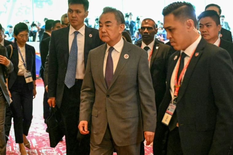 Le ministre chinois des Affaires étrangères Wang Yi (c) en chemin pour rencontrer le secrétaire d'Etat américain Marco Rubio, en marge de la 58e réunion des ministres des Affaires étrangères de l'Asean à Kuala Lumpur, le 11 juillet 2025 en Malaisie ( POOL / Mandel NGAN )