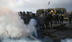 Des gendarmes lors d'une intervention pour lever le blocage par des agriculteurs du dépôt de carburant de Bassens, près de Bordeaux, le 10 janvier 2026 ( AFP / Christophe ARCHAMBAULT )