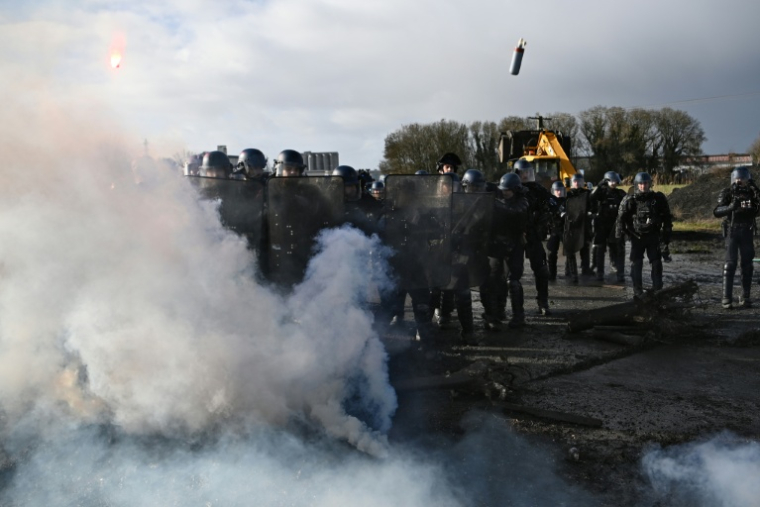 Des gendarmes lors d'une intervention pour lever le blocage par des agriculteurs du dépôt de carburant de Bassens, près de Bordeaux, le 10 janvier 2026 ( AFP / Christophe ARCHAMBAULT )