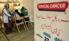 Une soignante (g) administre le vaccin contre le virus du papillome humain (VPH) à une adolescente, lors d'une campagne de vaccination contre le cancer du col de l'utérus, le 24 septembre 2025 à Karachi, au Pakistan ( AFP / Rizwan TABASSUM )