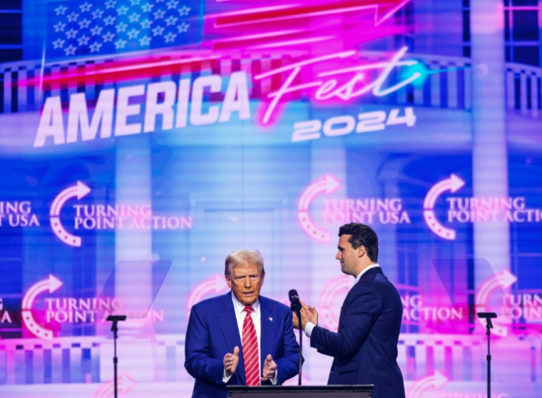 Charlie Kirk et Donald Trump à Phoenix, en Arizona, le 22 décembre 2024 ( AFP / JOSH EDELSON )