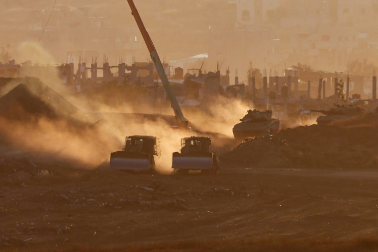 Des véhicules de l'armée israélienne sont déployés sur une position près de la frontière d'Israël avec la bande de Gaza, le 6 mai 2025 ( AFP / Jack GUEZ )