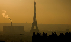 Une vue d'ensemble montre la Tour Eiffel et la vapeur qui s'échappe des cheminées dans l'horizon de Paris
