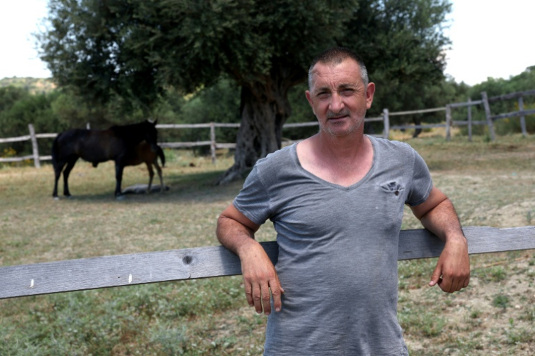 Gentian Mocka, 56 ans, habitant de Novosele et l'un des propriétaires fonciers revendiquant des terres à Zvernec, le 18 juin 2026 à Vlora ( AFP / Adnan Beci )