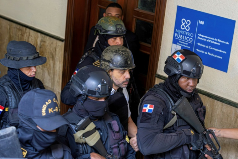 Des membres des forces spéciales de la police arrêtent Antonio Espaillat, propriétaire et gérant du club Jet Set, le 15 juin 2025 à Saint-Domingue, en République dominicaine ( AFP / STR )
