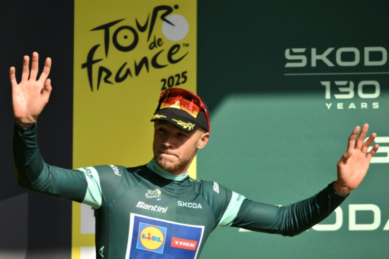 Le nouveau maillot vert, l'Italien Jonathan Milan, sur le podium du Tour de France à l'arrivée de la 3e étape, le 7 juillet 2025 à Dunkerque ( AFP / Marco BERTORELLO )
