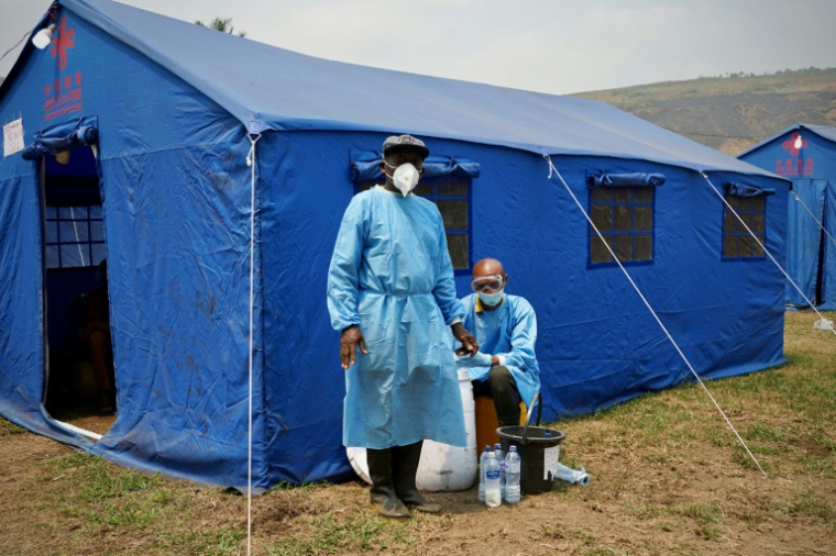 Sous des tentes, les équipes de dépistage contrôlent la température des passagers et vérifient l’absence de symptômes d'Ebola, au port fluvial de Bende-Bende, commune de Maluku, en République démocratique du Congo (RDC), le 20 août 2026 ( AFP / Sophie Douce )
