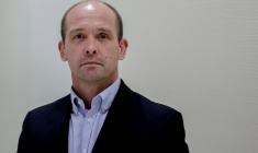 Le navigateur français Kevin Escoffier au palais de justice de Paris pour son procès contre Le Canard Enchaîné, le 24 mars 2025 ( AFP / STEPHANE DE SAKUTIN )