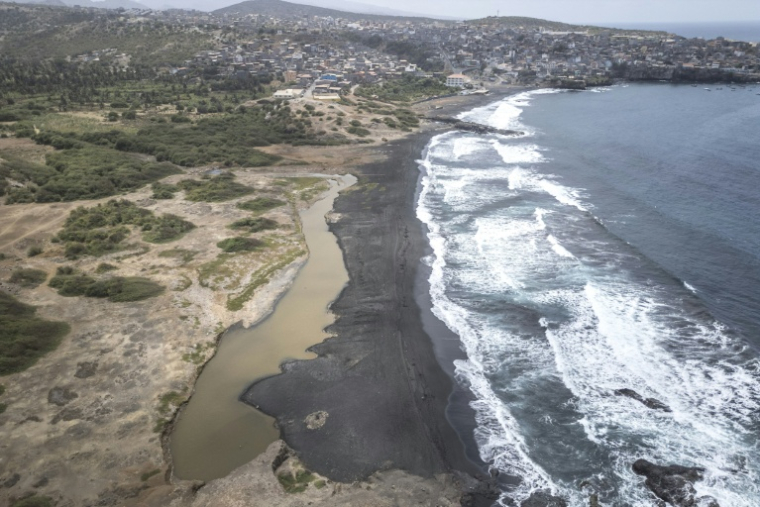 Vue aérienne de Praia de Areia Grande, où l'extraction de sable a été interdite par les autorités, près de Pedra Badejo, le 21 mai 2026 au Cap-Vert ( AFP / PATRICK MEINHARDT )