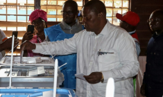 Le président centrafricain sortant Faustin Archange Touadéra, candidat du Mouvement Cœurs Unis (MCU) à la présidentielle, vote à Bangui, le 28 décembre 2025 ( AFP / Annela NIAMOLO )