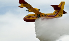 Un avion Canadair CL-415 largue de l'eau lors d'une démonstration à l'occasion de la visite du ministre de l'Intérieur Laurent Nuñez pour le lancement de la campagne nationale de prévention des feux de forêt, le 4 juin 2026 à Nîmes, dans le Gard ( AFP / Miguel MEDINA )