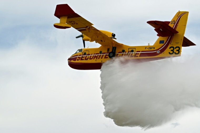 Un avion Canadair CL-415 largue de l'eau lors d'une démonstration à l'occasion de la visite du ministre de l'Intérieur Laurent Nuñez pour le lancement de la campagne nationale de prévention des feux de forêt, le 4 juin 2026 à Nîmes, dans le Gard ( AFP / Miguel MEDINA )
