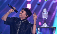 Le chanteur autrichien JJ lors de la finale de l'Eurovision à Bâle le 18 mai 2025 ( AFP / Fabrice COFFRINI )