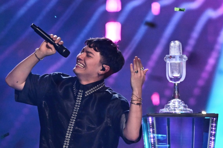 Le chanteur autrichien JJ lors de la finale de l'Eurovision à Bâle le 18 mai 2025 ( AFP / Fabrice COFFRINI )