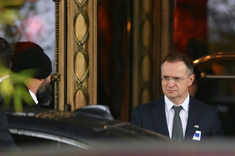 Le négociateur en chef russe, Vladimir Medinsky (d), à l'issue des pourparlers menés sous l'égide des États-Unis entre la Russie et l'Ukraine, le 18 février 2026 à Genève ( AFP / Harold CUNNINGHAM )