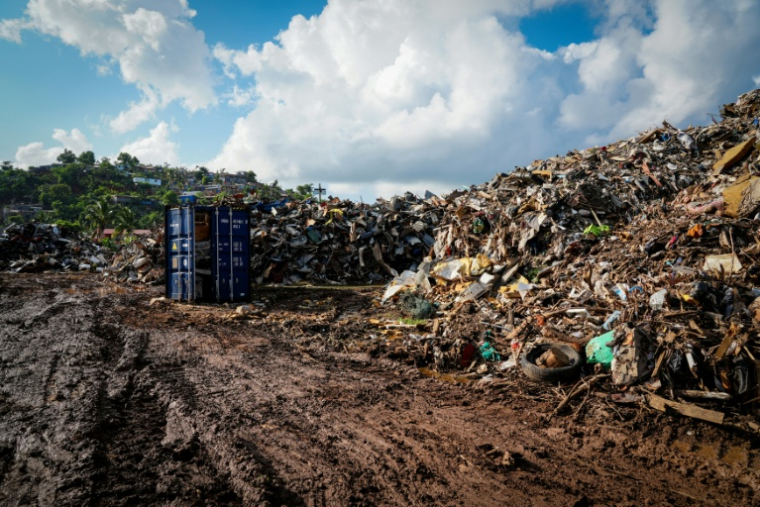 Un terrain jonché de débris et de tôles métalliques à Mamoudzou, un an après le passage du cyclone Chido à Mayotte, le 2 décembre 2025 ( AFP / Marine GACHET )