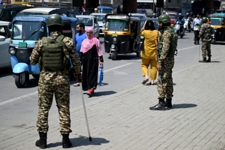Des paramilitaires indiens montent la garde dans une rue à Srinagar, au Cachemire indien, le 14 mai 2025 ( AFP / Sajjad HUSSAIN )