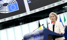 La présidente de la Commission européenne Ursula von der Leyen s'exprime devant le Parlement européen à Strasbourg le 7 mai 2025  ( AFP / FREDERICK FLORIN )